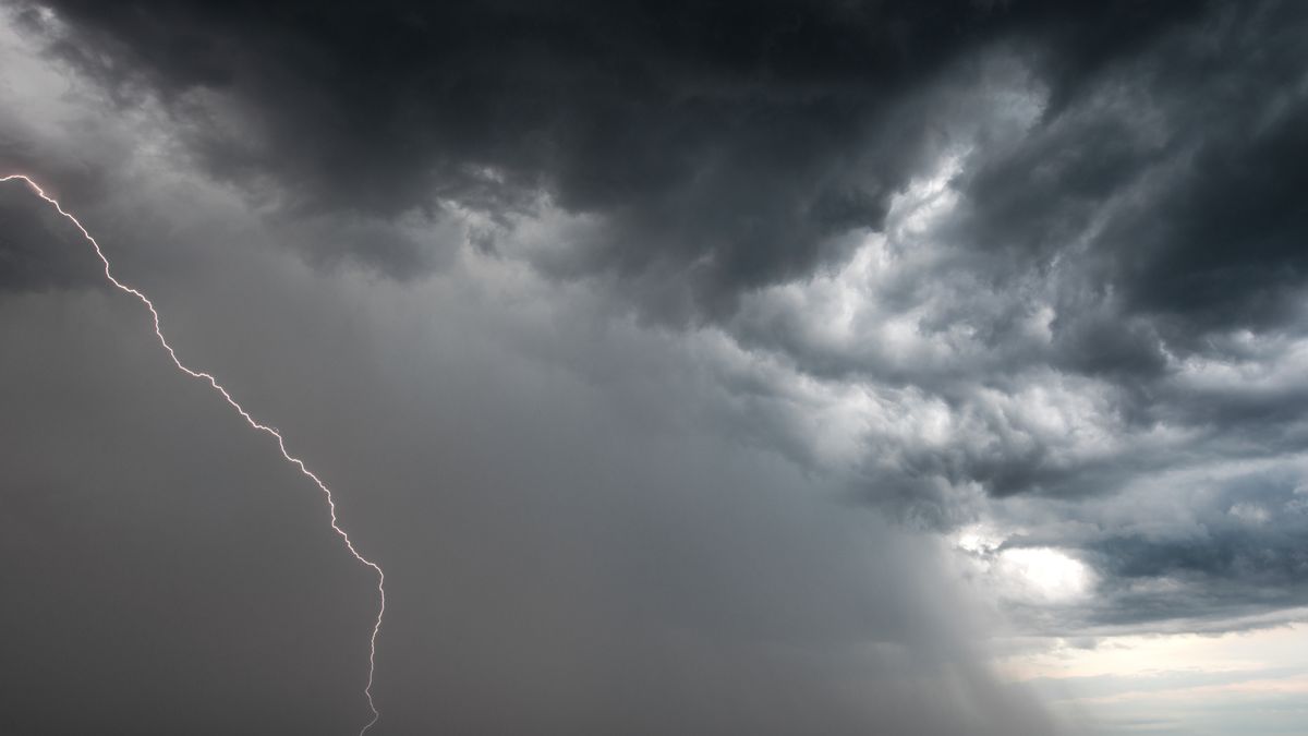 Na východ Česka se ženou bouřky, bude i vydatně pršet